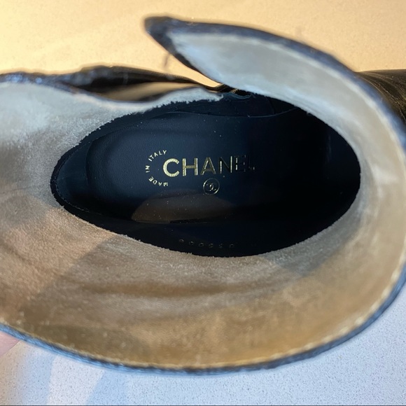 Chanel Short Boots with gold chain - Picture 9 of 12